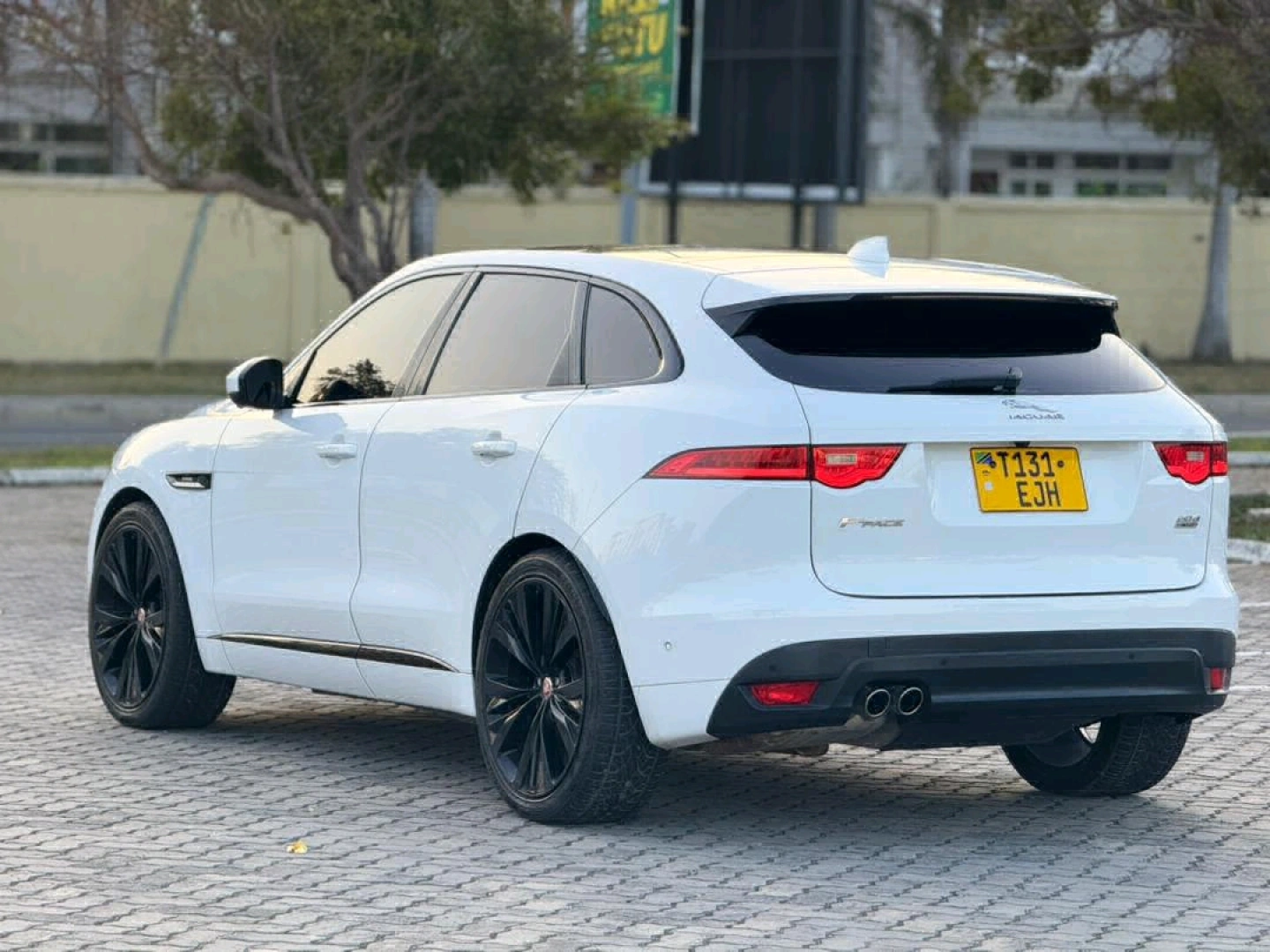 Jaguar F-PACE 2017 Diesel SUV (Low Mileage) thumbnail 4