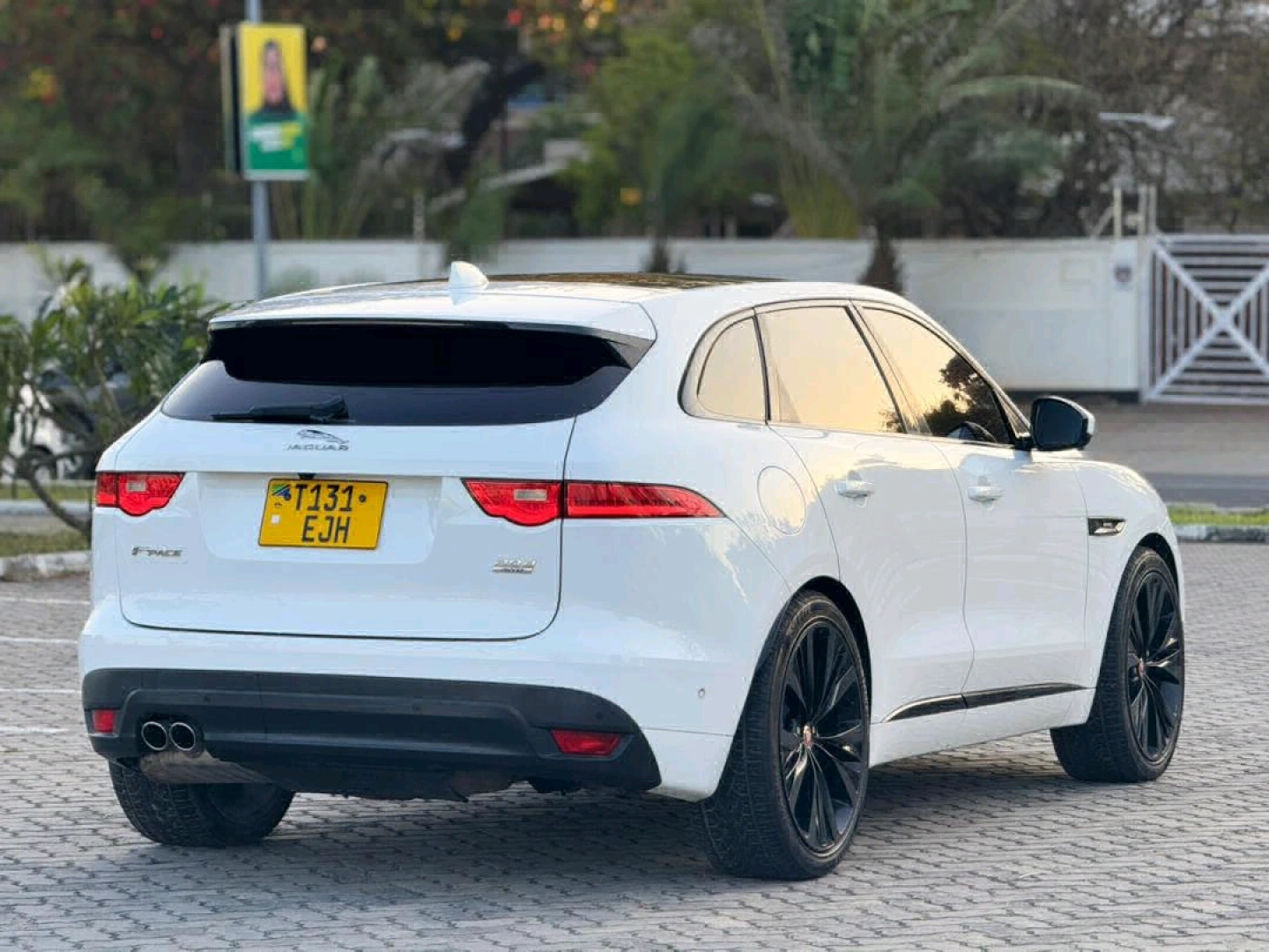 Jaguar F-PACE 2017 Diesel SUV (Low Mileage) thumbnail 5