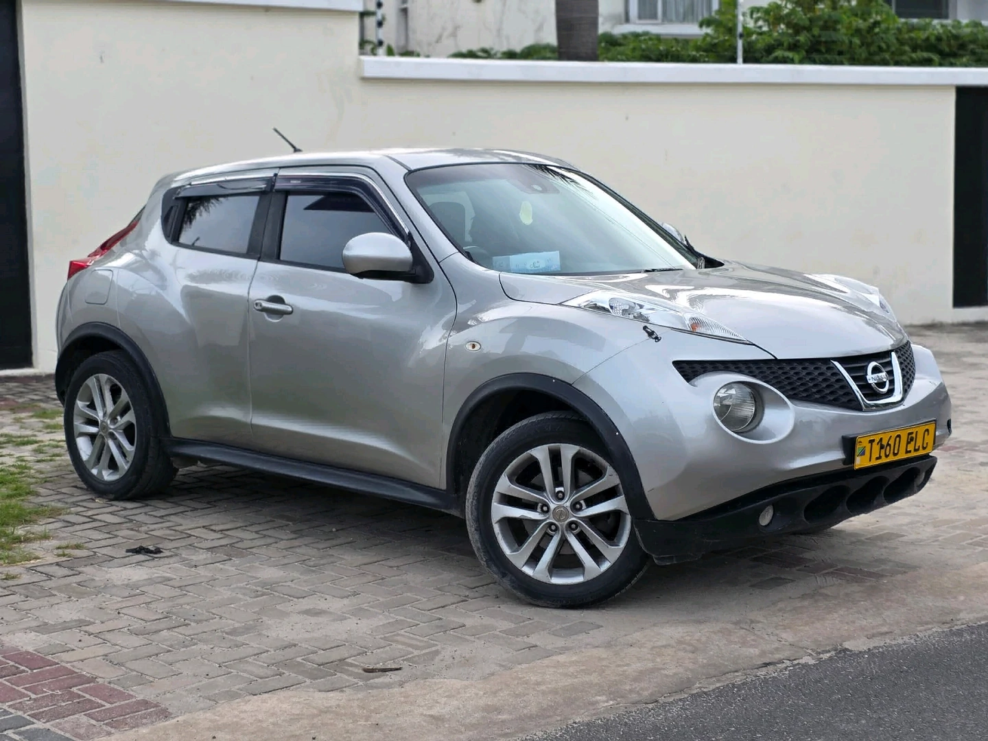 Nissan Juke 2014 Silver Low Mileage thumbnail 2
