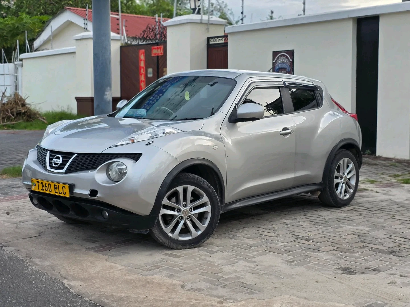 Nissan Juke 2014 Silver Low Mileage thumbnail 3