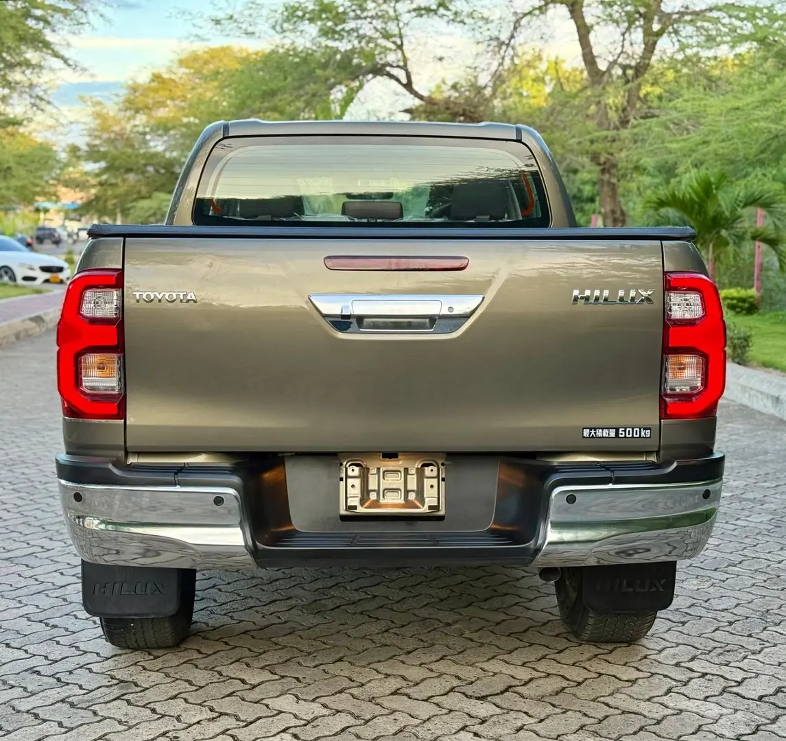Toyota Hilux Double Cabin 2022 thumbnail 2
