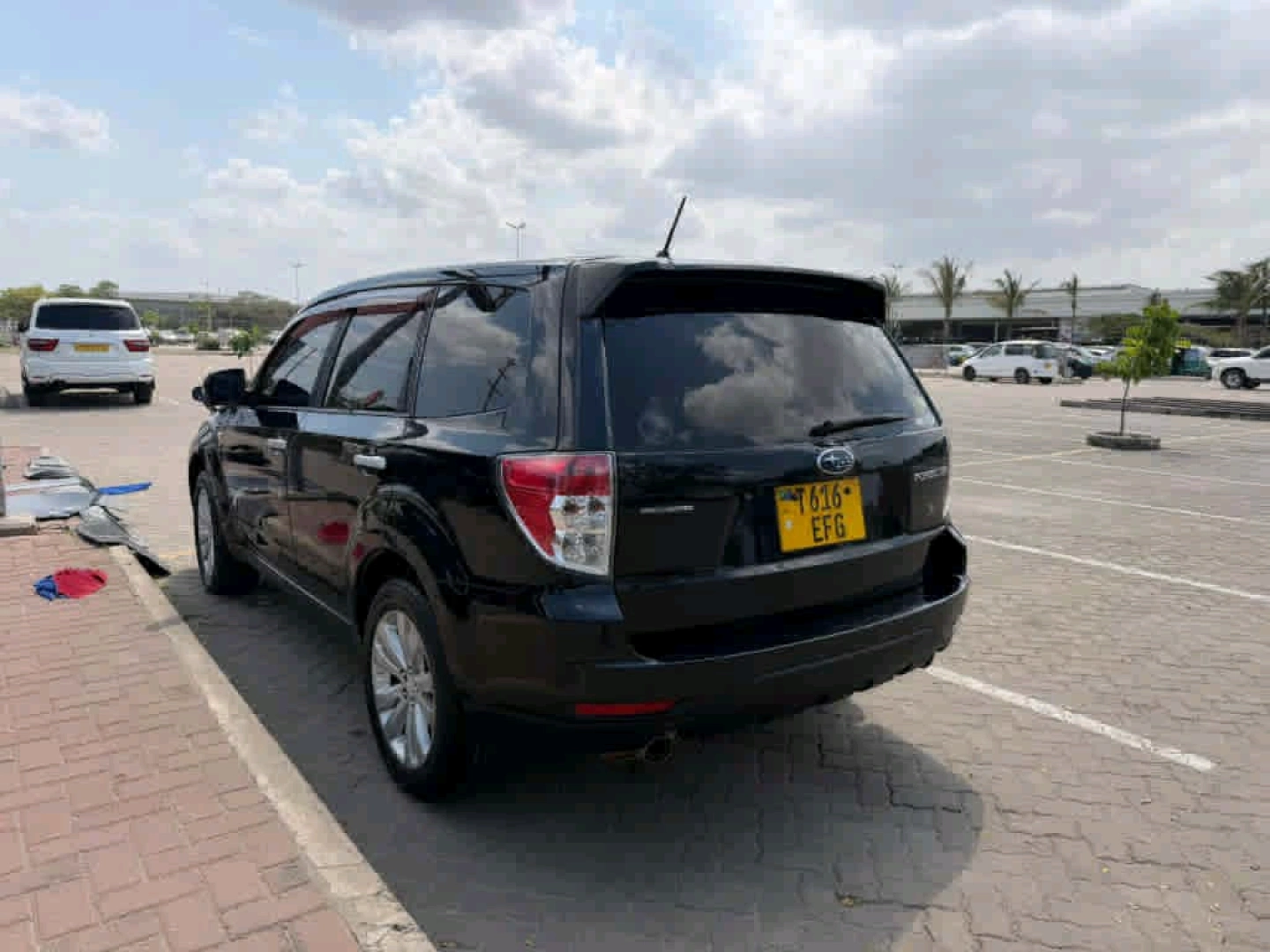 Subaru Forester 2011 Black (20M) thumbnail 2