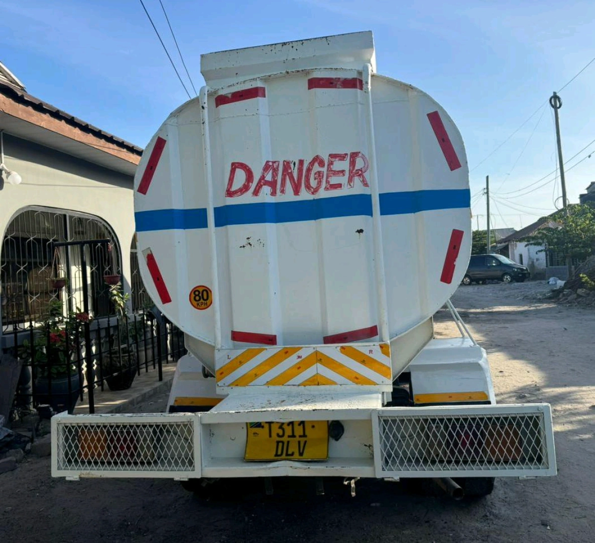 Mitsubishi Canter Water Tanker Truck DLV thumbnail 2