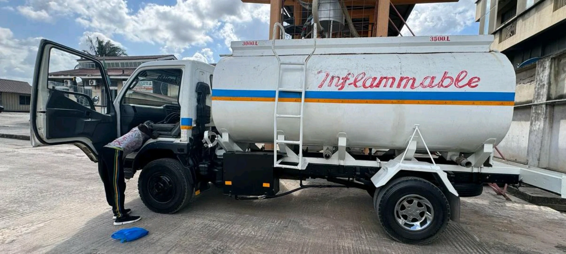 Mitsubishi Canter Water Tanker Truck DLV thumbnail 3
