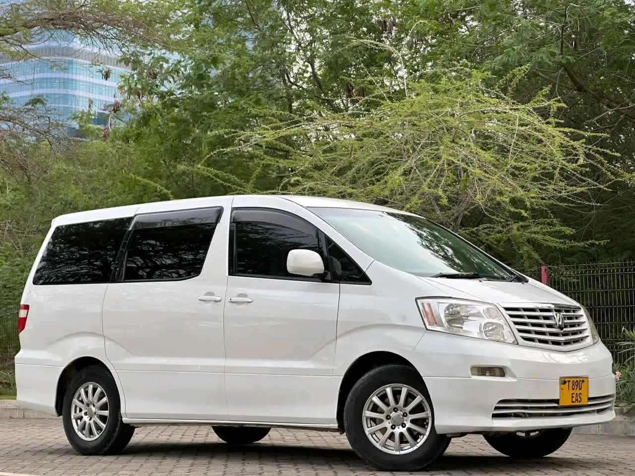 Toyota Alphard 2005 (White, 2AZ Engine) thumbnail 2
