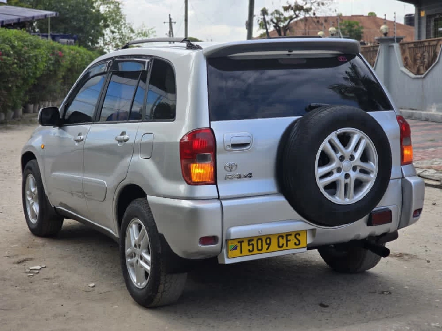 Silver Toyota RAV4 SUV thumbnail 7