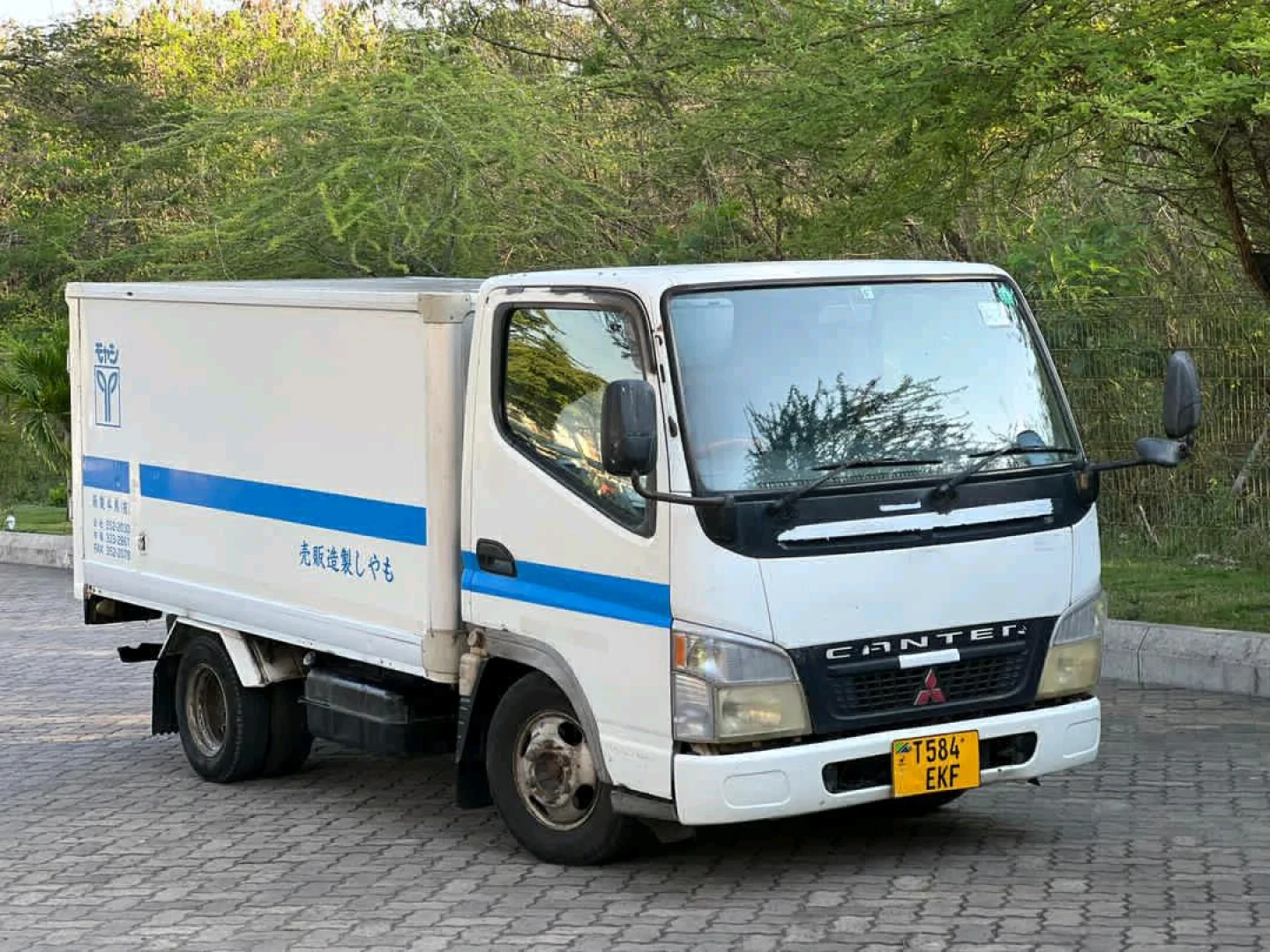 Mitsubishi Canter Refrigerator Truck 2006 Model thumbnail 2