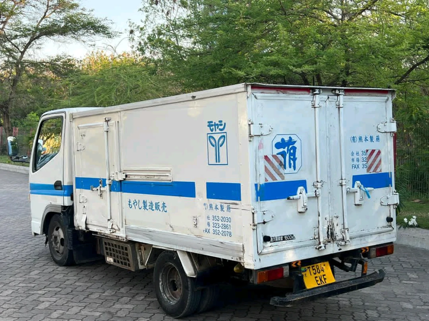 Mitsubishi Canter Refrigerator Truck 2006 Model thumbnail 3