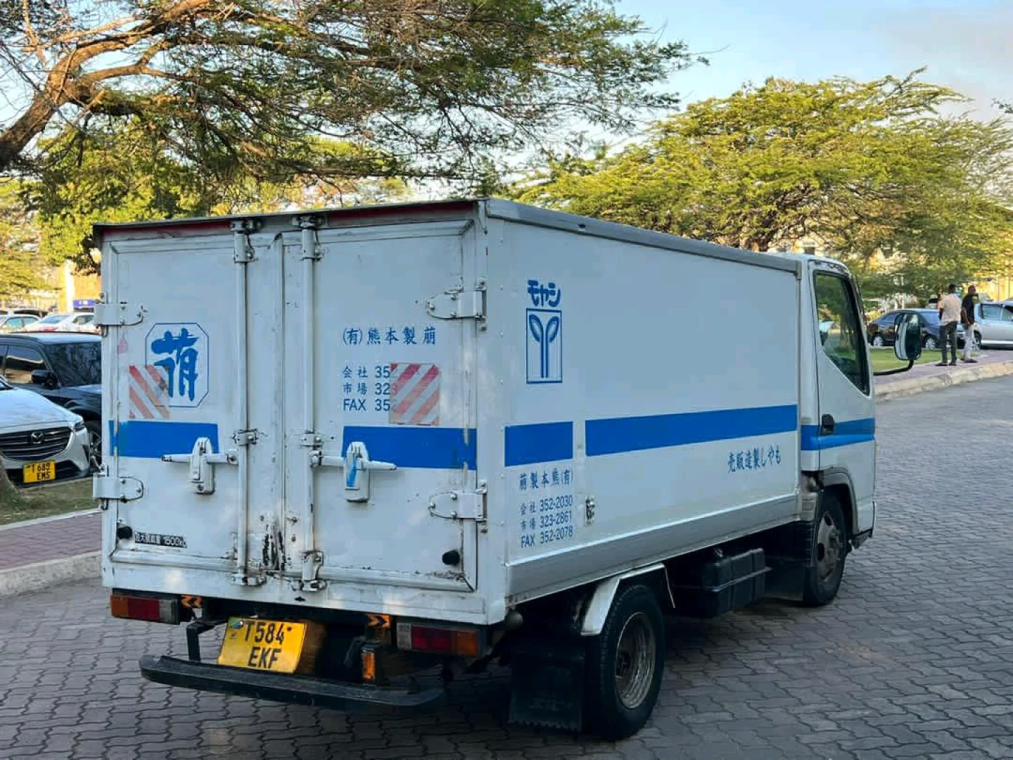 Mitsubishi Canter Refrigerator Truck 2006 Model thumbnail 4