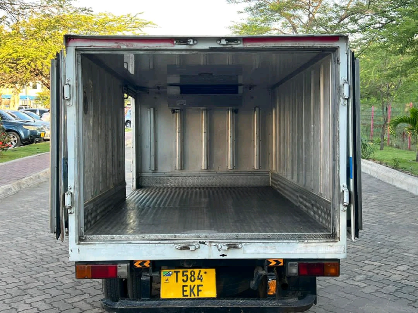 Mitsubishi Canter Refrigerator Truck 2006 Model thumbnail 6