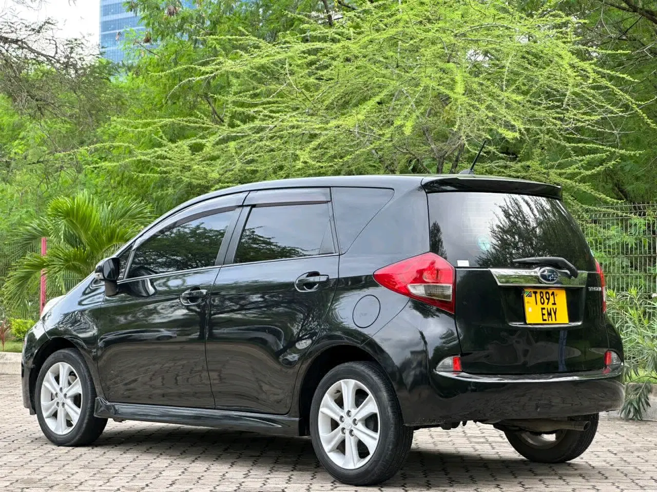 Subaru Trezia 2011, Black thumbnail 3
