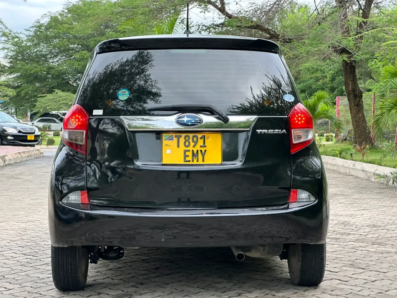 Subaru Trezia 2011, Black thumbnail 4
