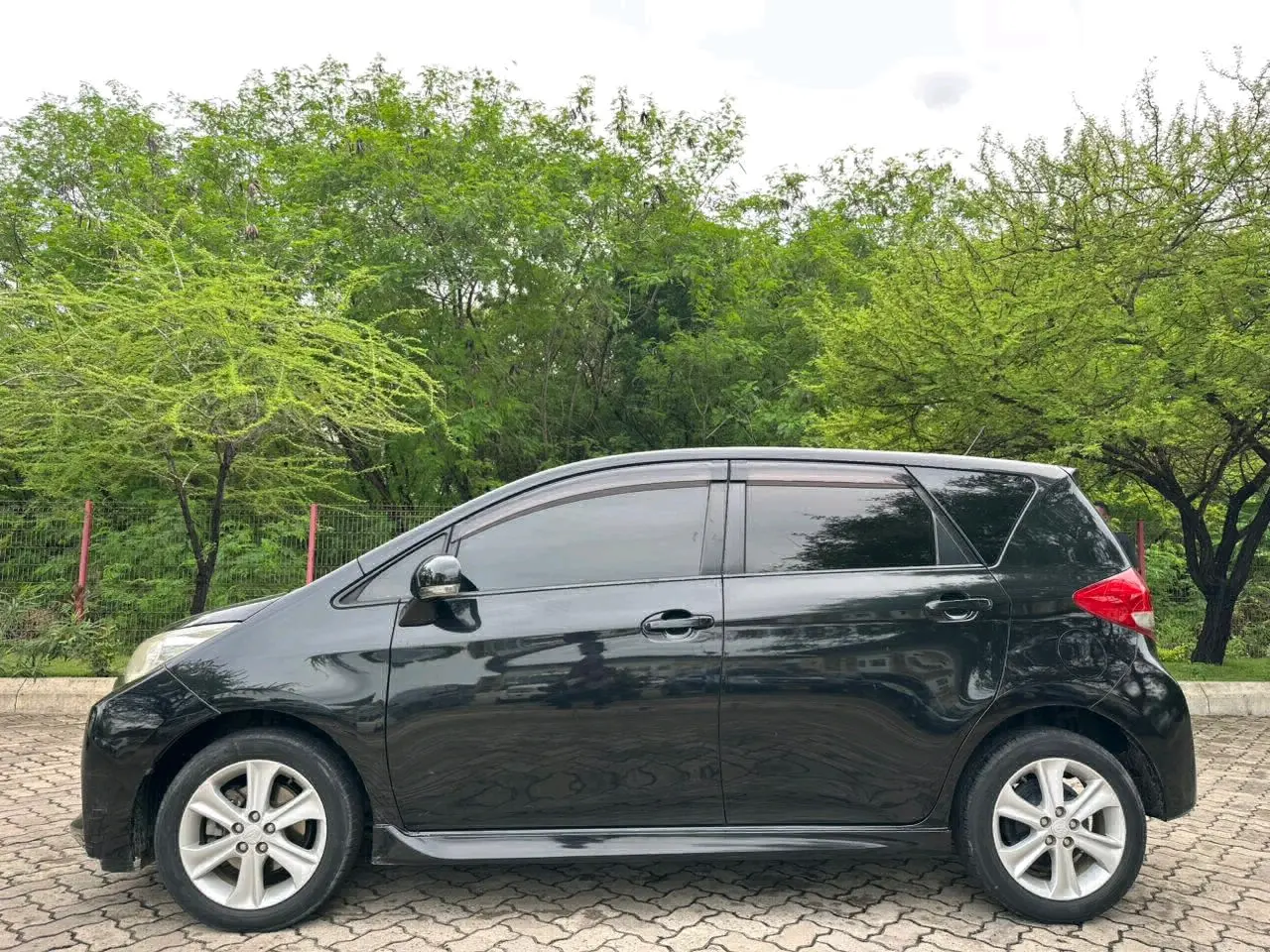 Subaru Trezia 2011, Black thumbnail 5