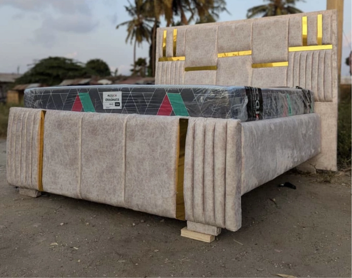 Kitanda cha Kisasa cha Bed Sofa 5x6 (Punguzo la Bei)