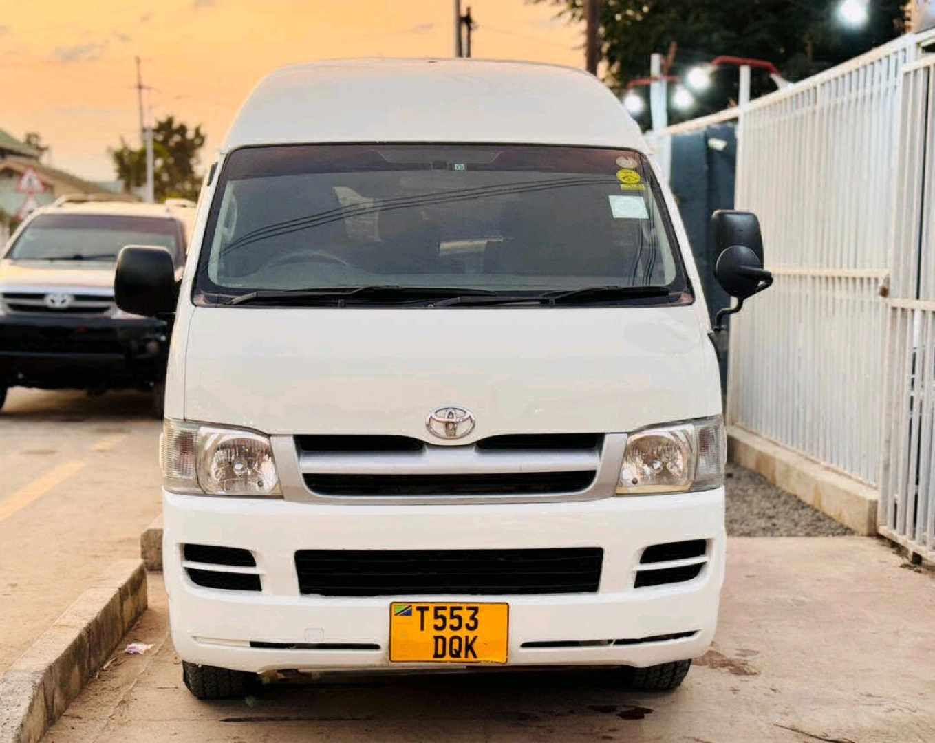 Toyota Hiace Van DQK - Automatic, 1990cc