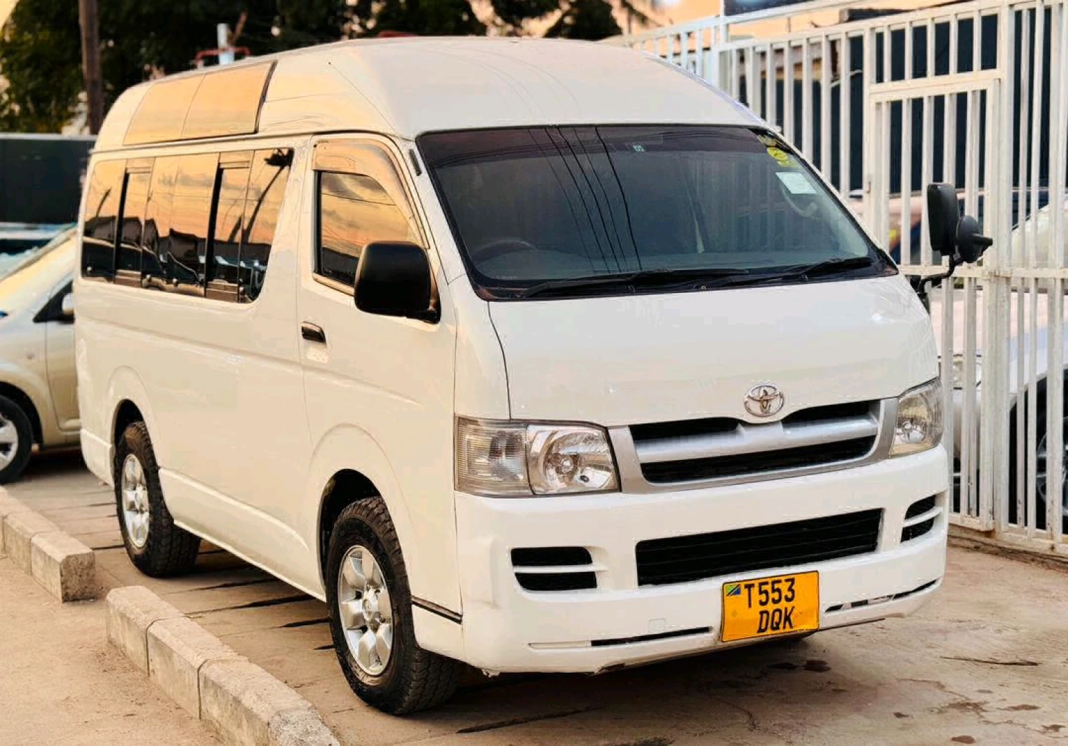 Toyota Hiace Van DQK - Automatic, 1990cc thumbnail 2