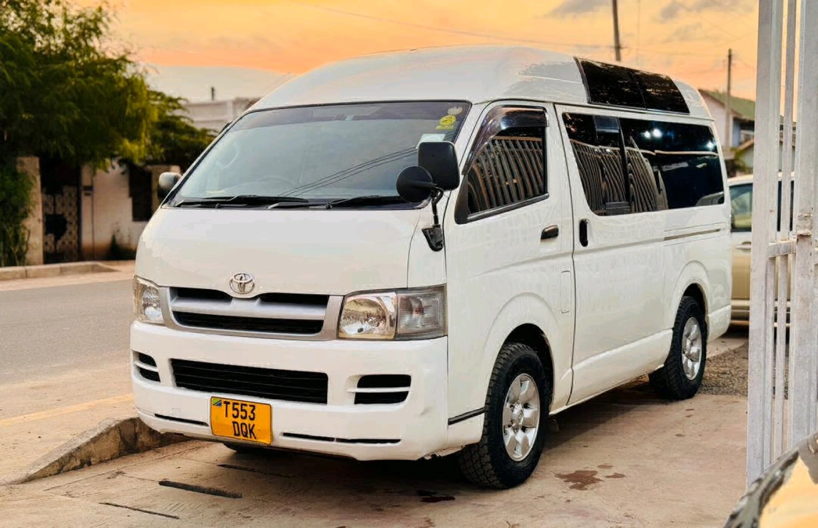 Toyota Hiace Van DQK - Automatic, 1990cc thumbnail 3