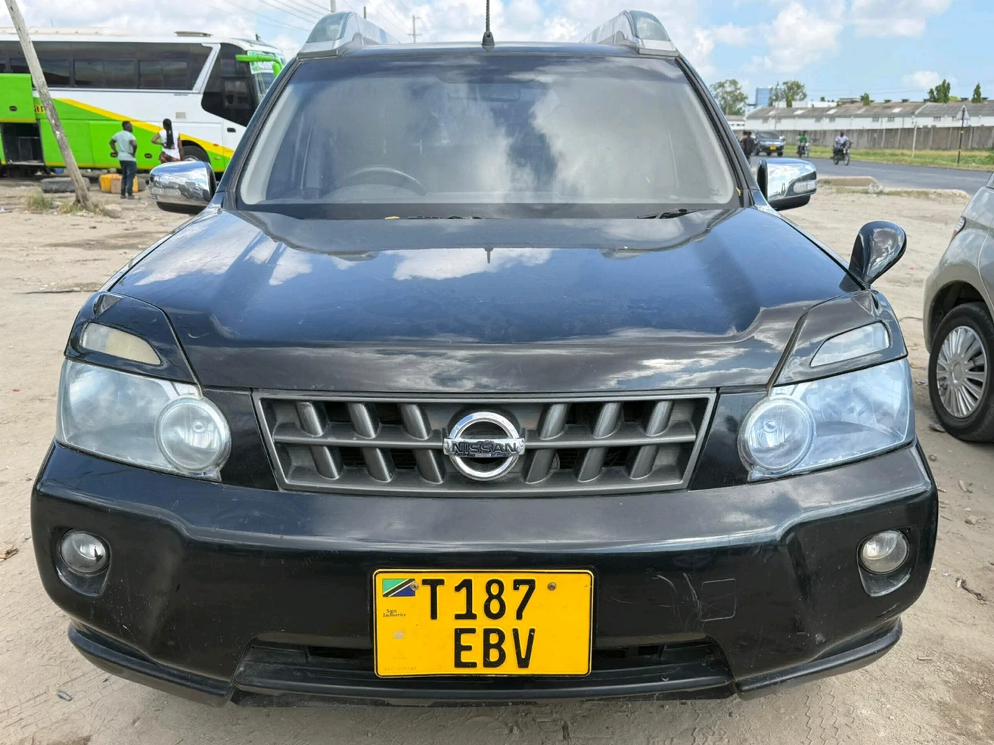 Black Nissan X-Trail SUV 2010 (T187 EBV)