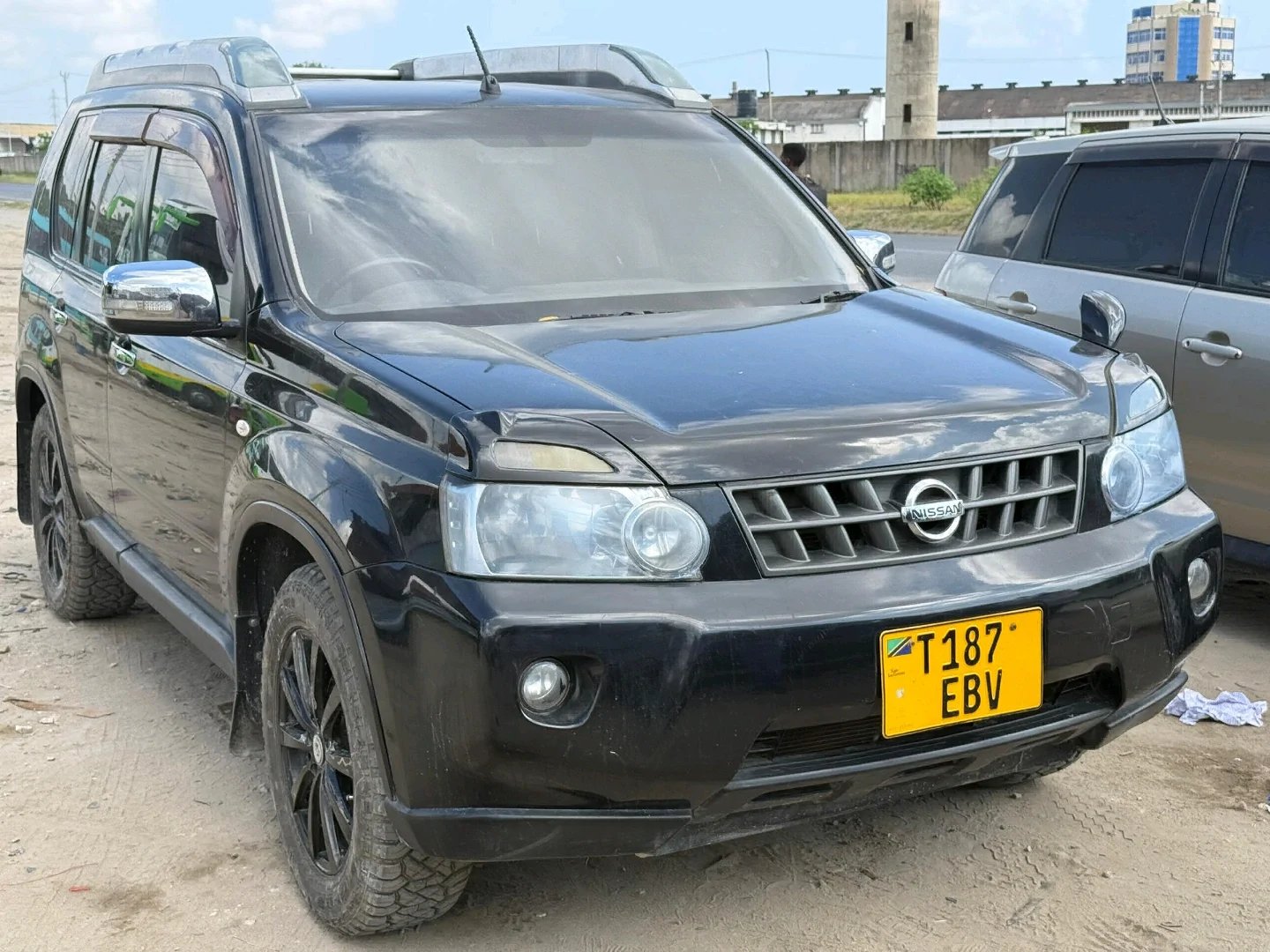 Black Nissan X-Trail SUV 2010 (T187 EBV) thumbnail 4