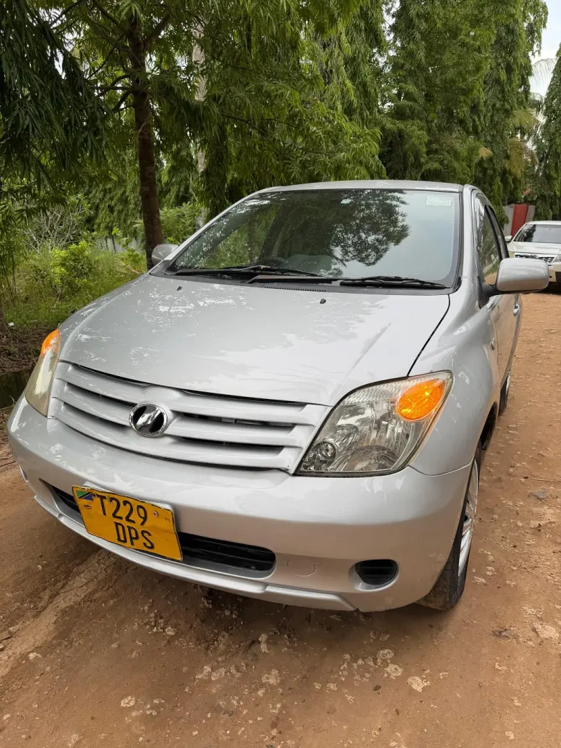 Silver 2006 Toyota Ist (DPS)