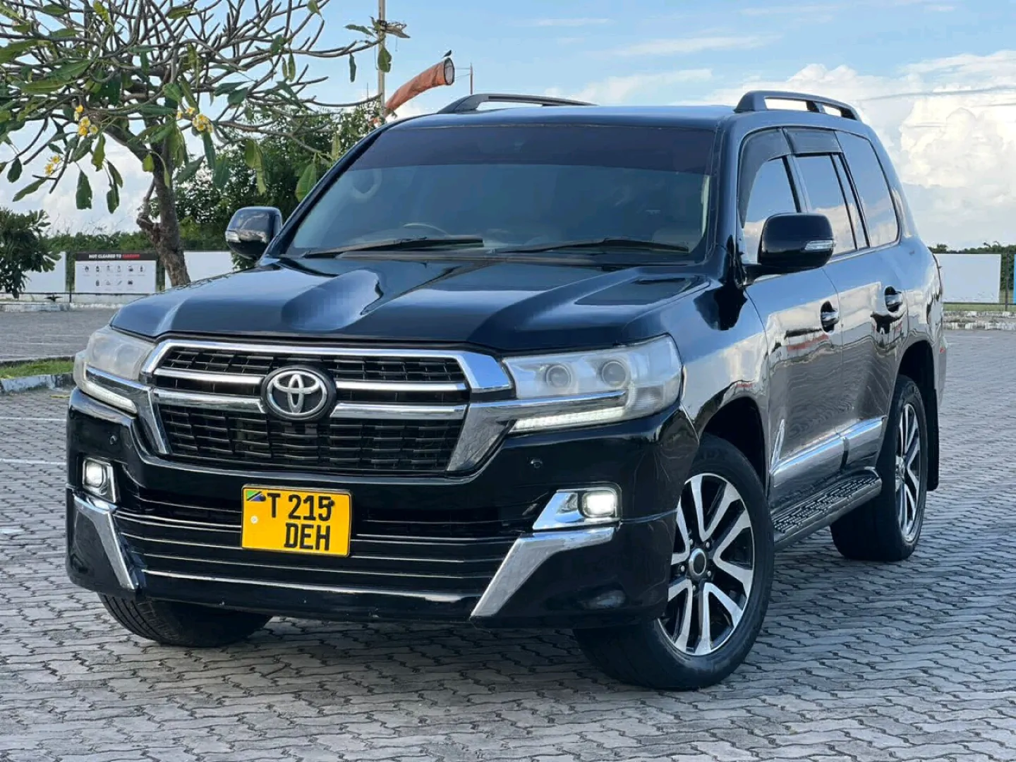 Toyota Land Cruiser V8 2014 Black thumbnail 2