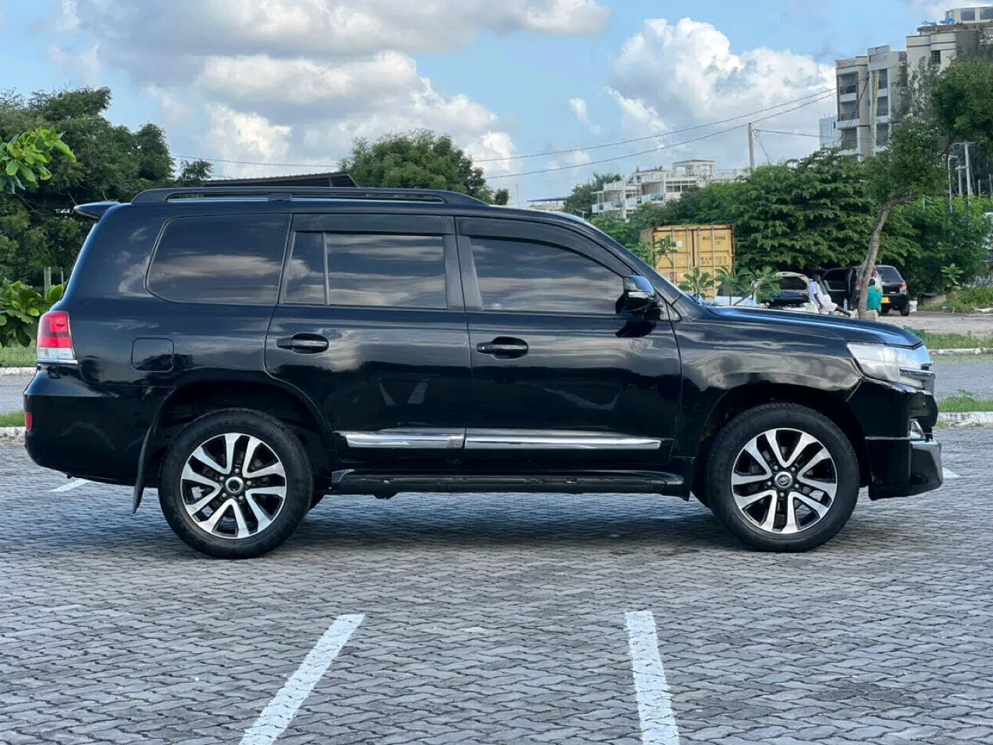 Toyota Land Cruiser V8 2014 Black thumbnail 3