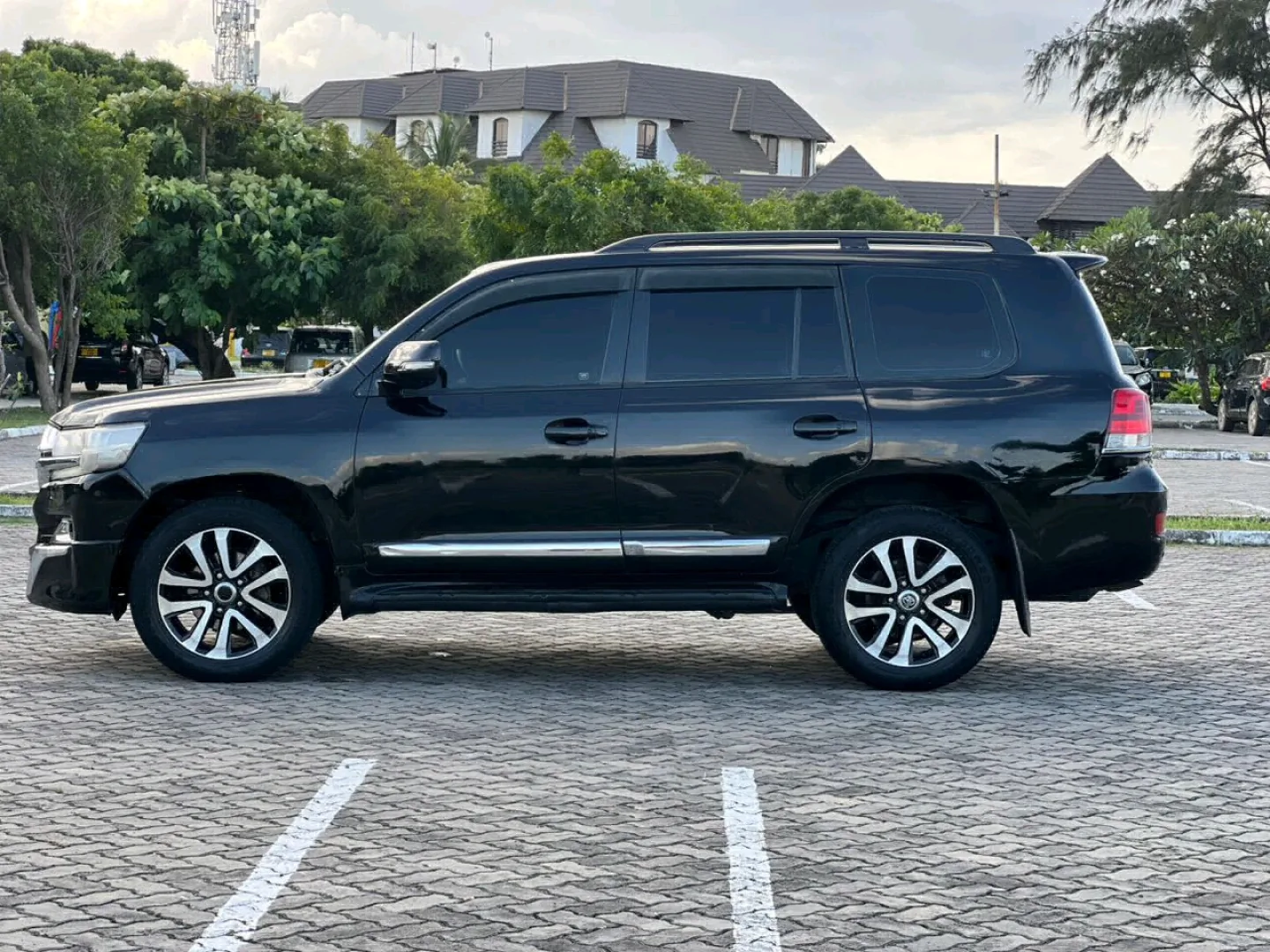Toyota Land Cruiser V8 2014 Black thumbnail 4