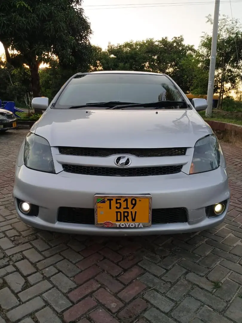 Silver Toyota Ist 2006