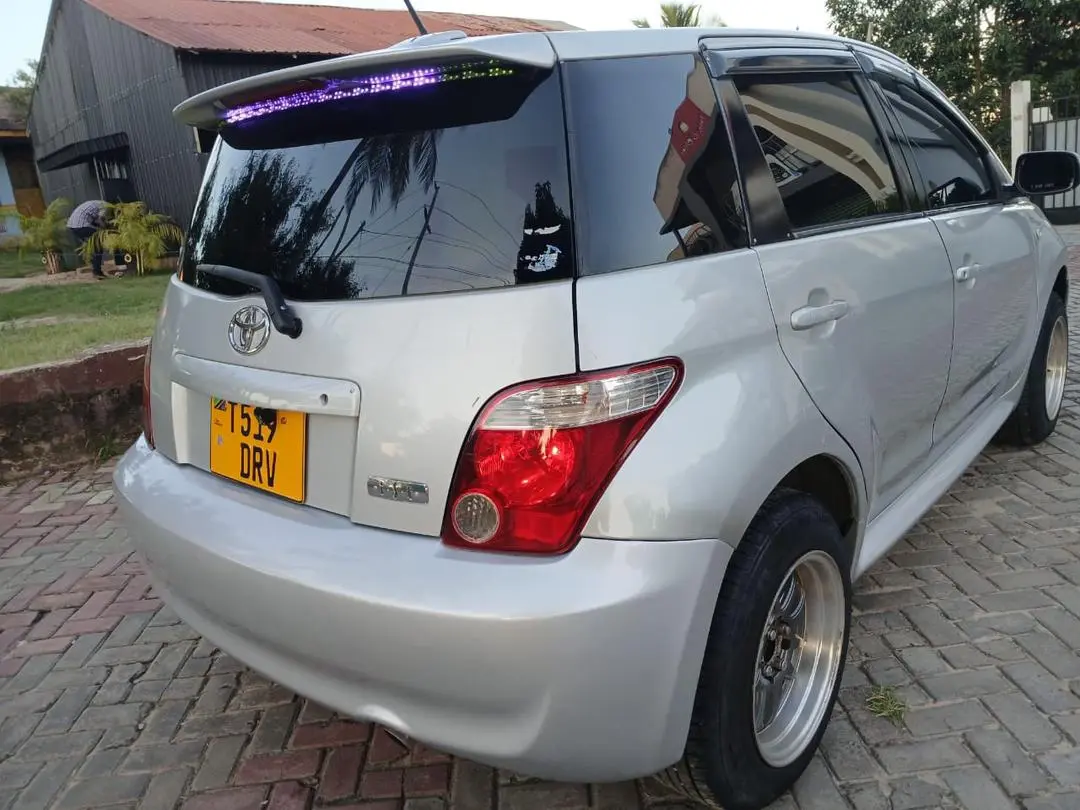 Silver Toyota Ist 2006 thumbnail 2