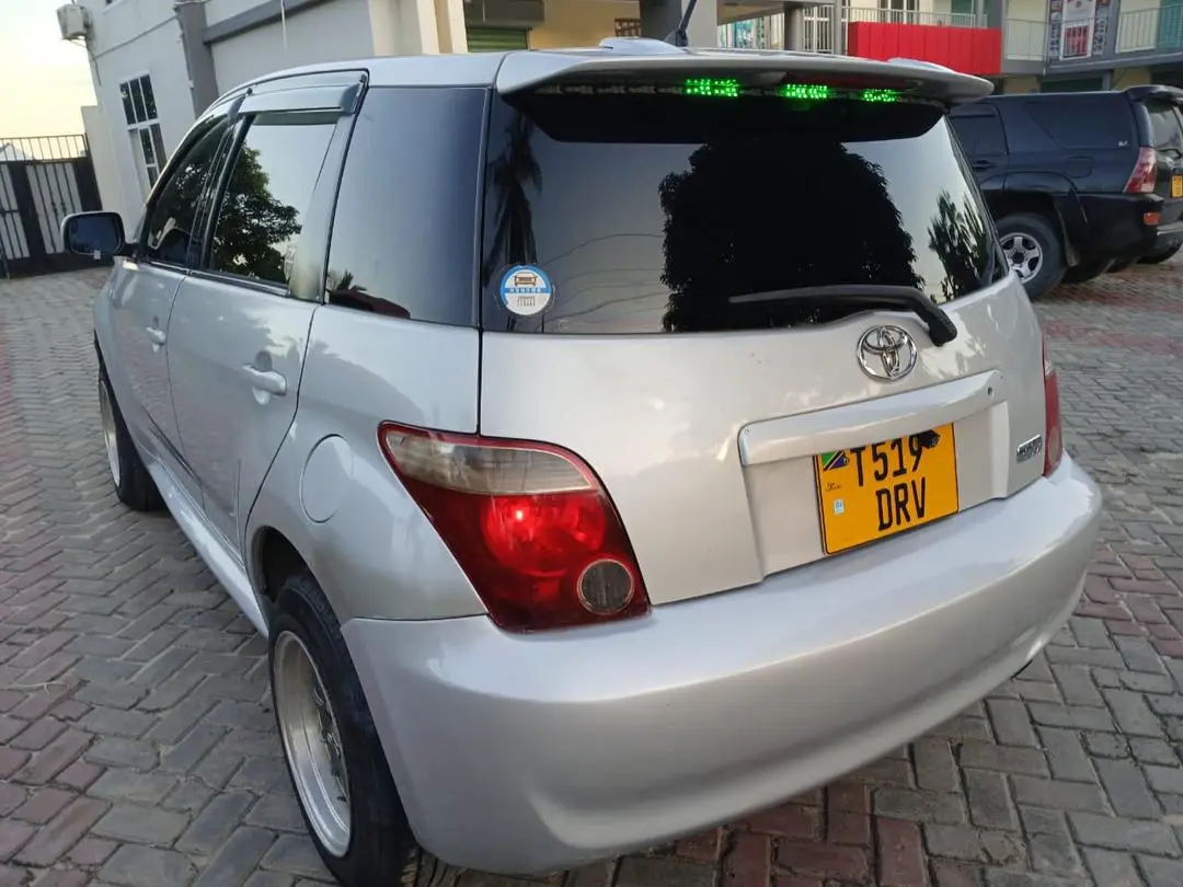 Silver Toyota Ist 2006 thumbnail 3