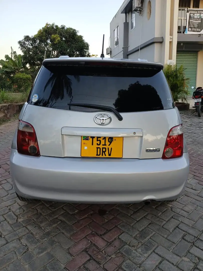 Silver Toyota Ist 2006 thumbnail 4
