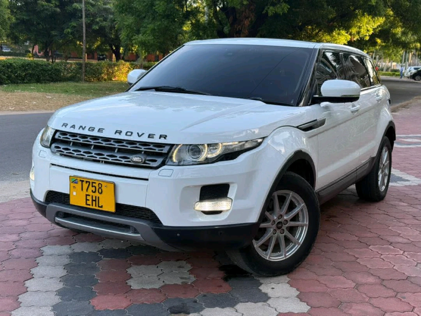 Range Rover Evoque EHL ON SALES thumbnail 2