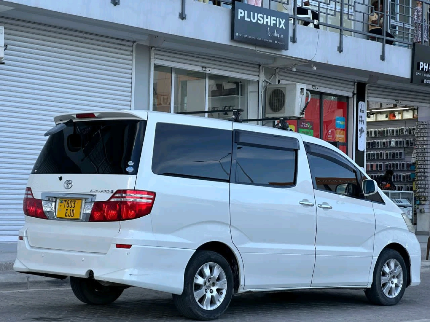 Toyota Alphard Minivan 2006 for Sale thumbnail 5