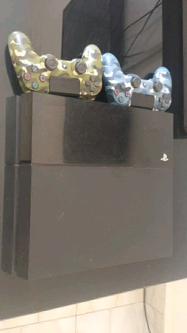 PS4 Fat Console with 2 Camouflage Controllers