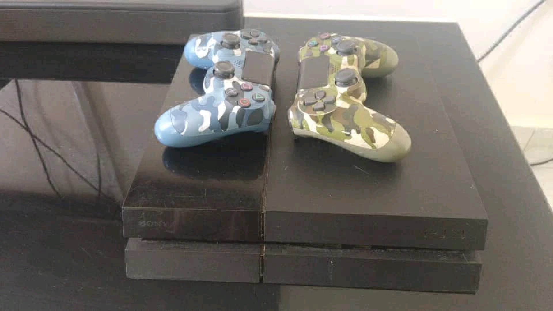 PS4 Fat Console with 2 Camouflage Controllers thumbnail 2