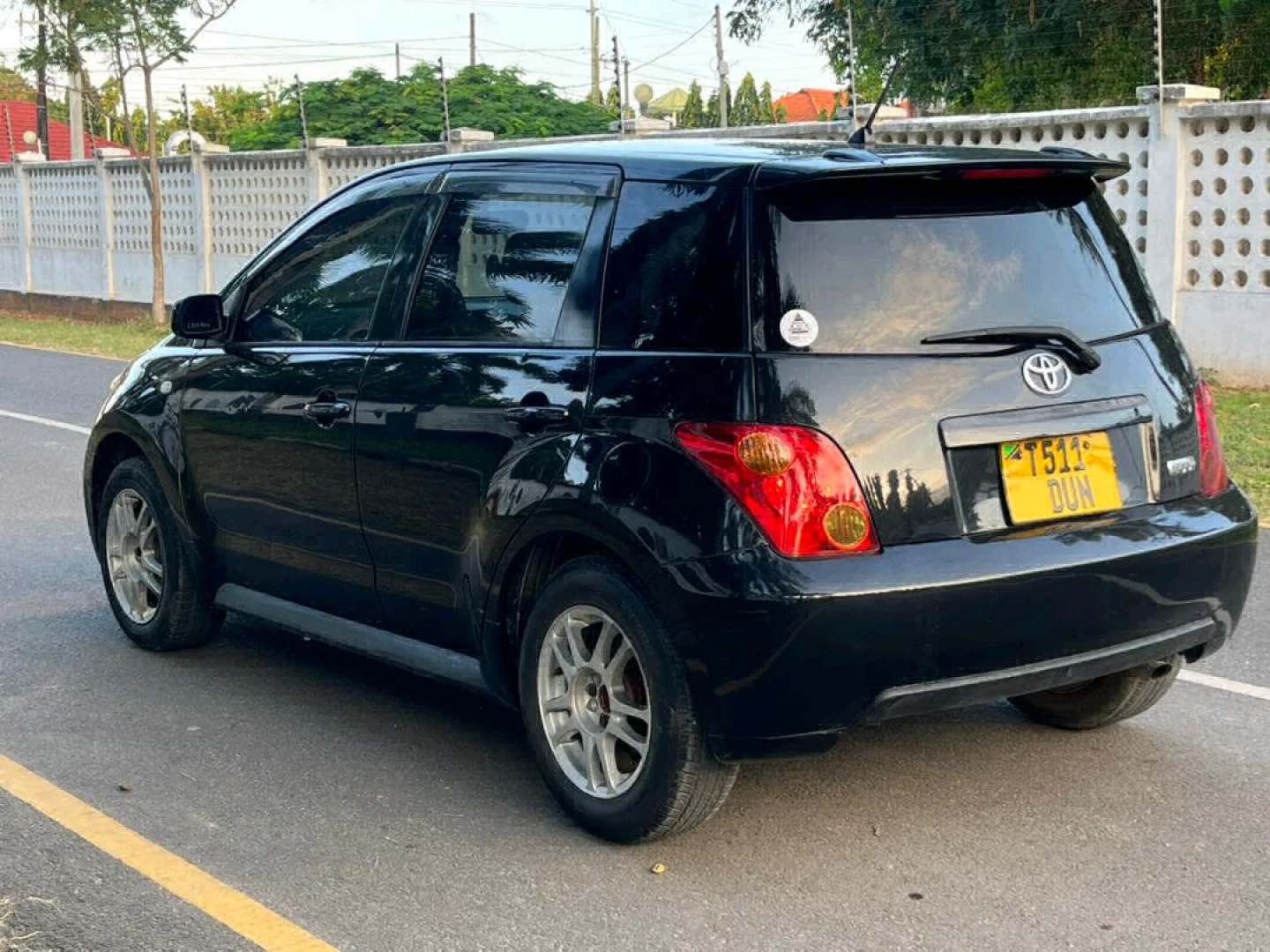 Black Toyota Ist Car for Sale thumbnail 3