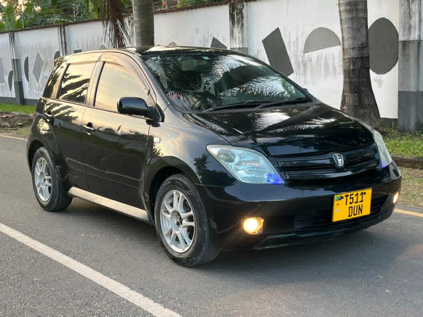 Black Toyota Ist Car for Sale thumbnail 4