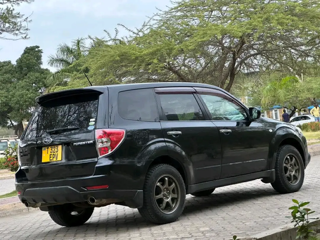 Subaru Forester 2010 Black for Sale thumbnail 5