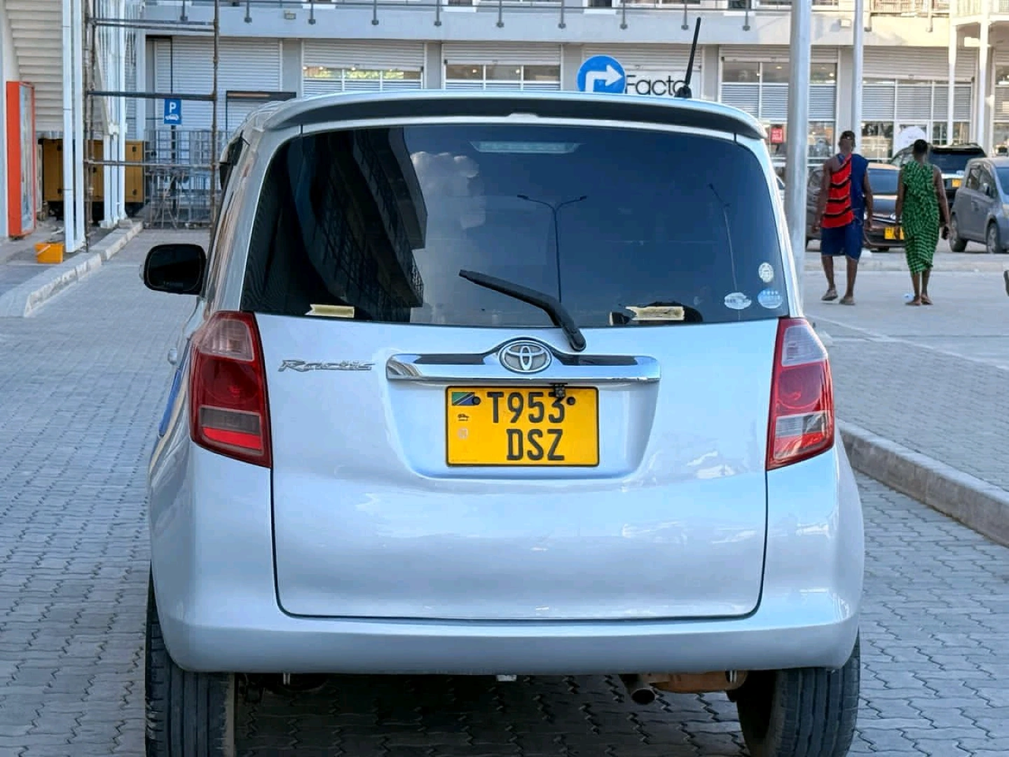 Toyota Ractis 2007 Silver Minivan thumbnail 4