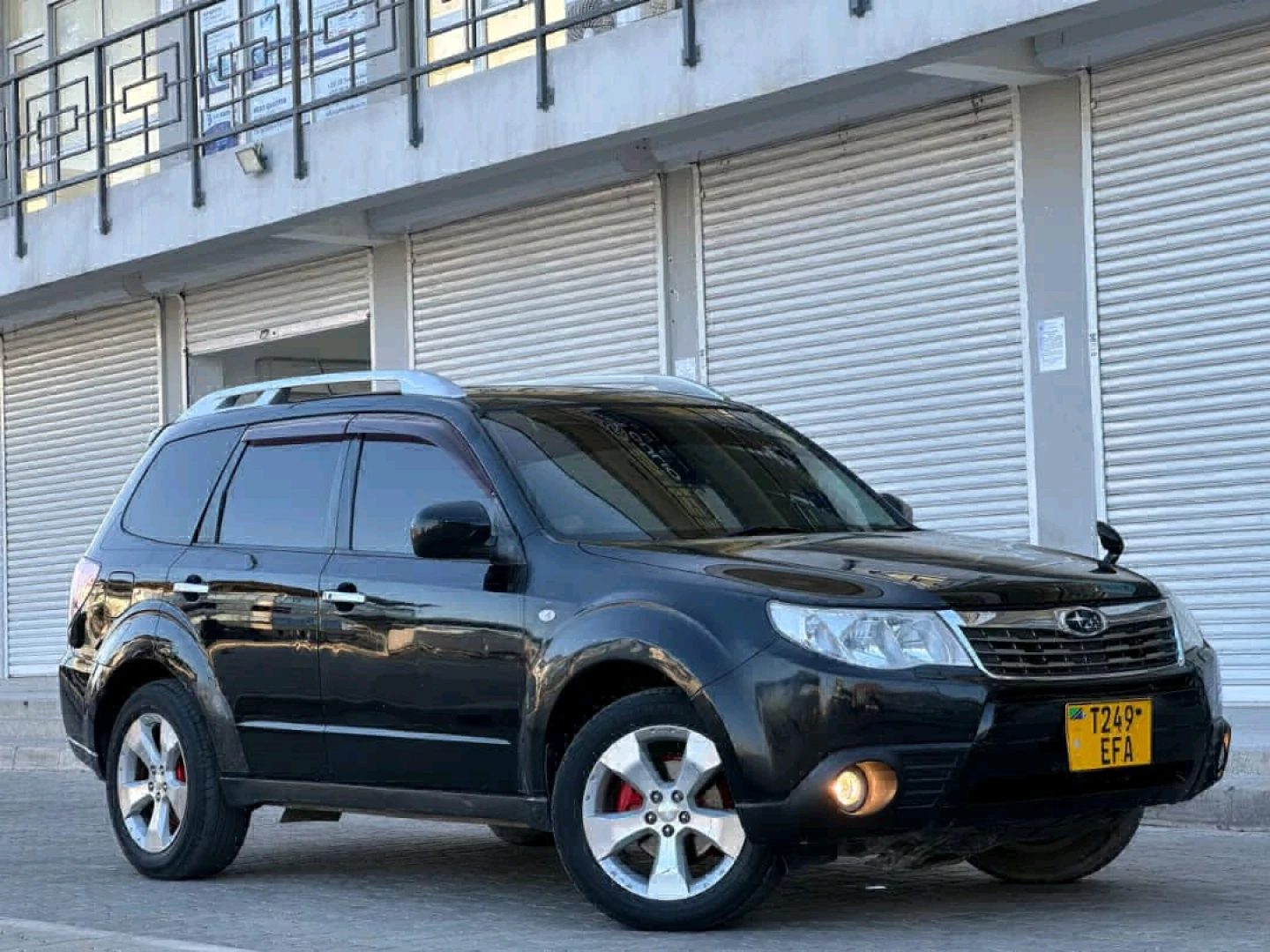 Black Subaru Forester 2010 SUV thumbnail 2