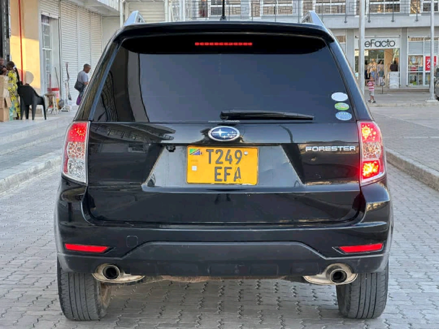 Black Subaru Forester 2010 SUV thumbnail 3