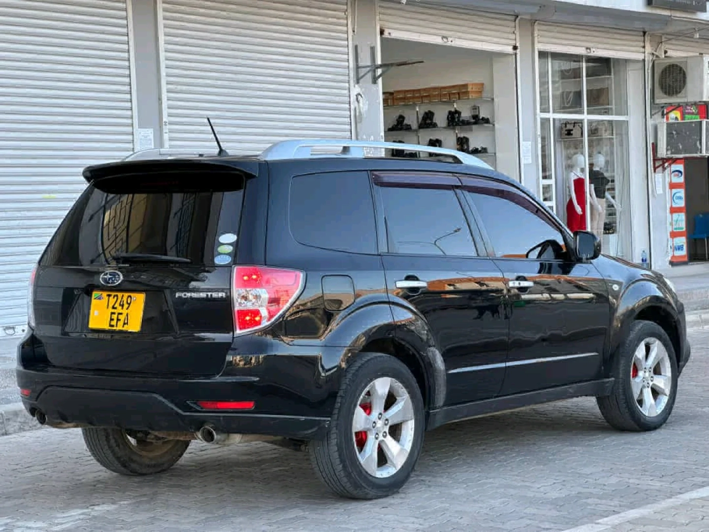 Black Subaru Forester 2010 SUV thumbnail 4