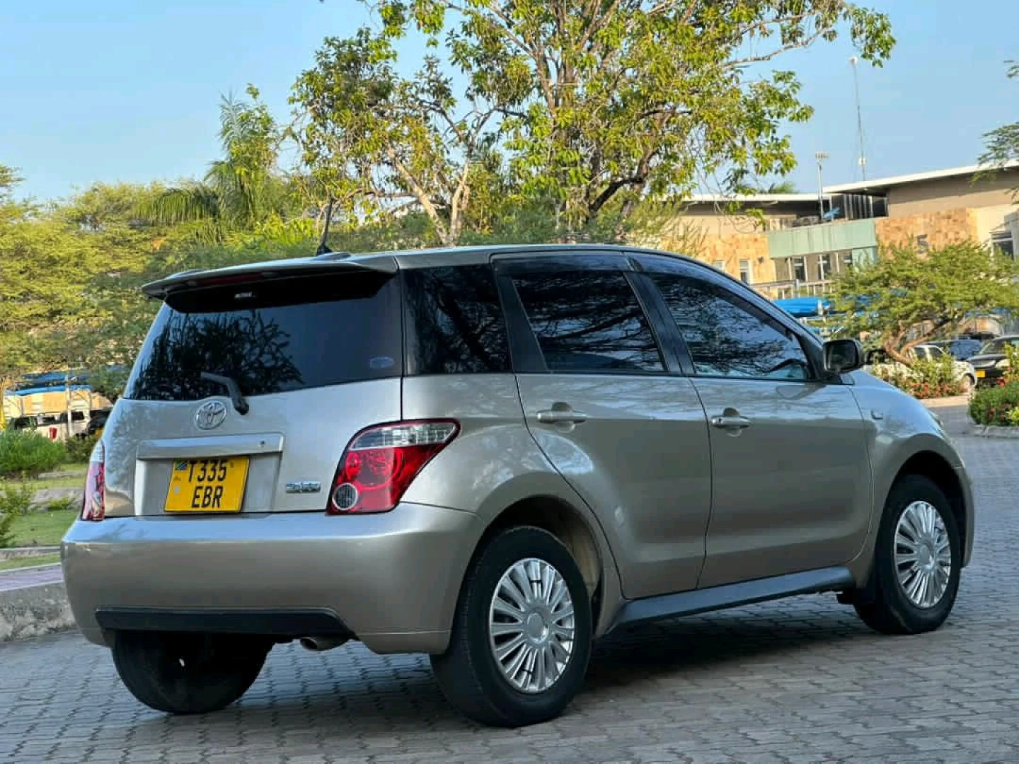 Toyota IST 2004 Clean Condition (Gold/Beige) thumbnail 2