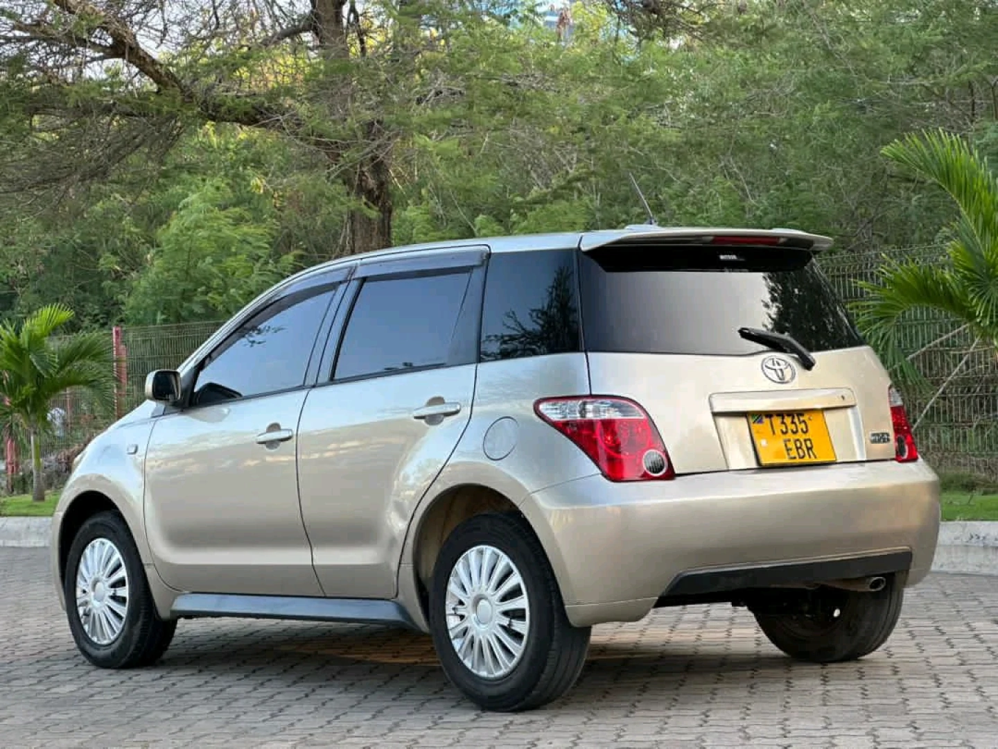 Toyota IST 2004 Clean Condition (Gold/Beige) thumbnail 3