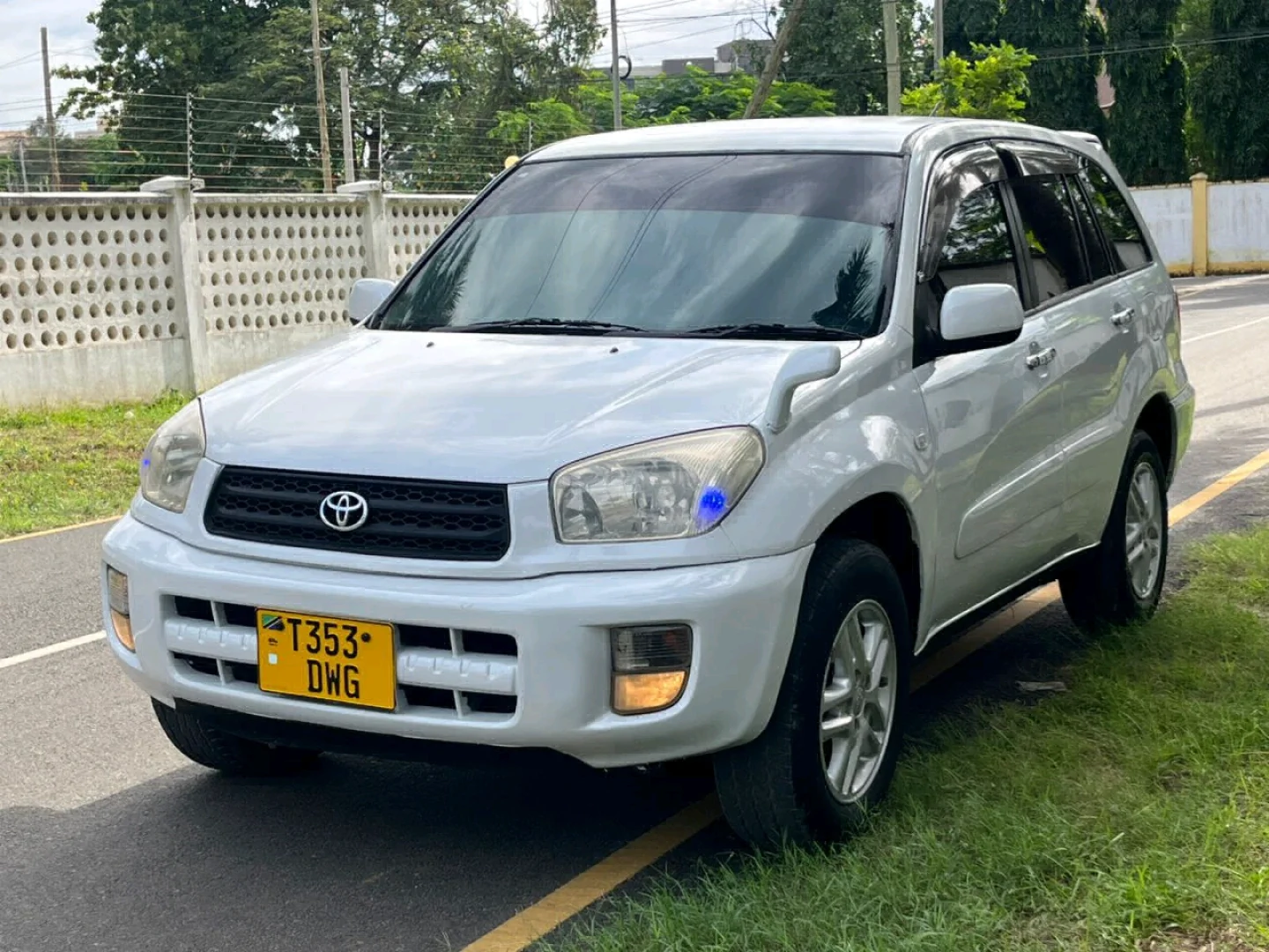 Toyota Rav4 White SUV thumbnail 2