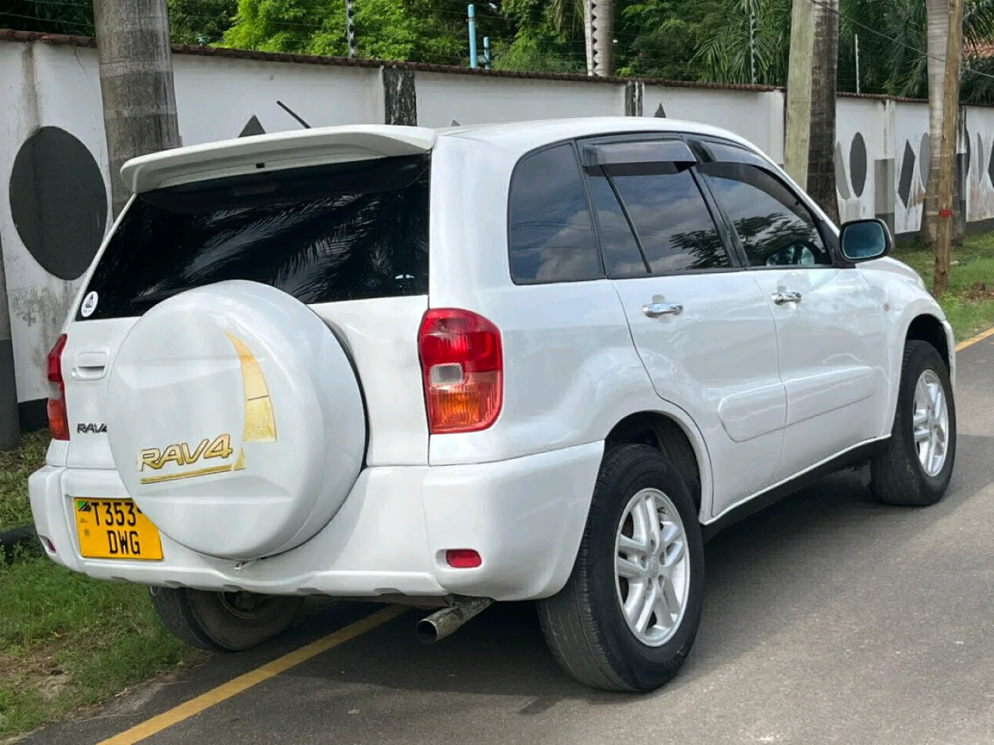Toyota Rav4 White SUV thumbnail 3