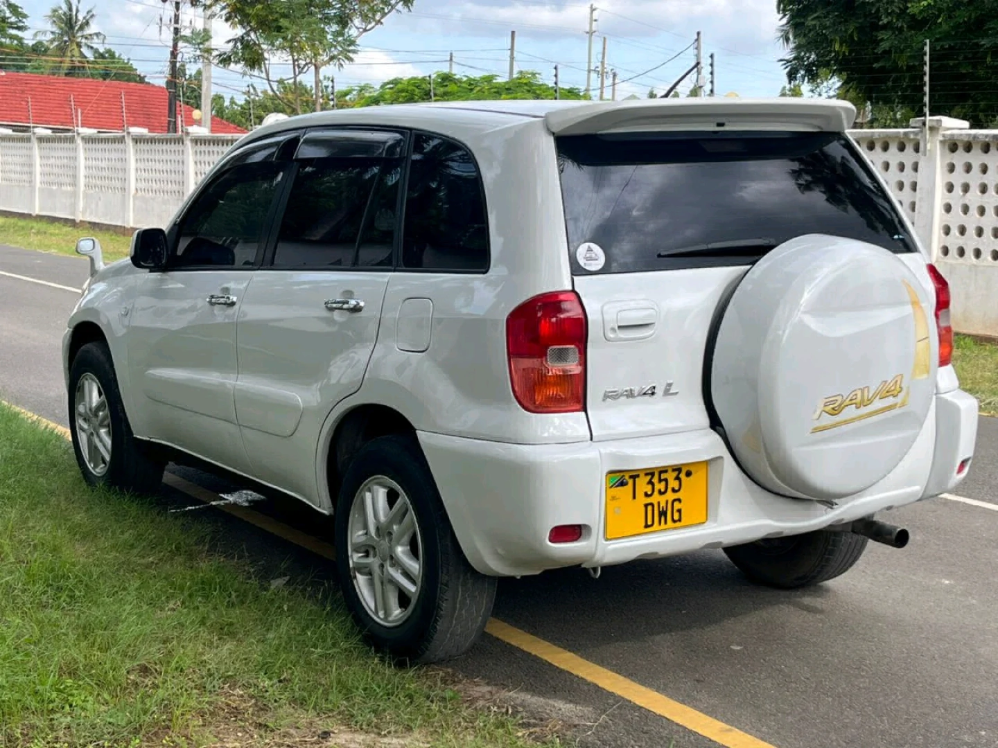 Toyota Rav4 White SUV thumbnail 4