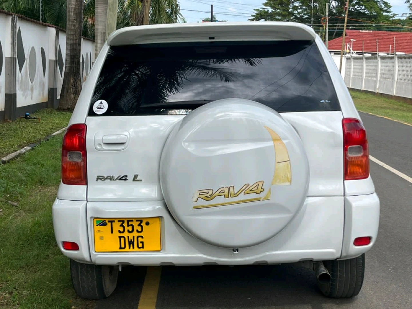 Toyota Rav4 White SUV thumbnail 5