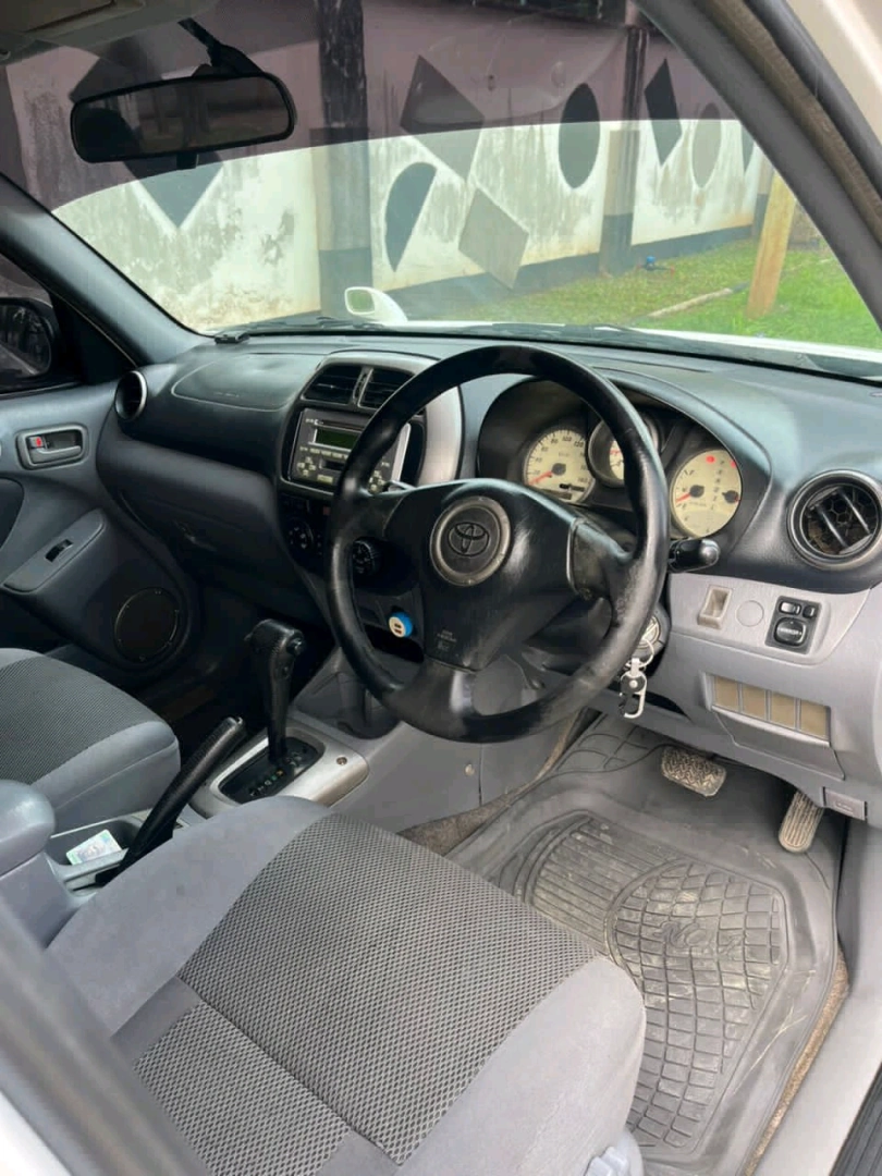 Toyota Rav4 White SUV thumbnail 6