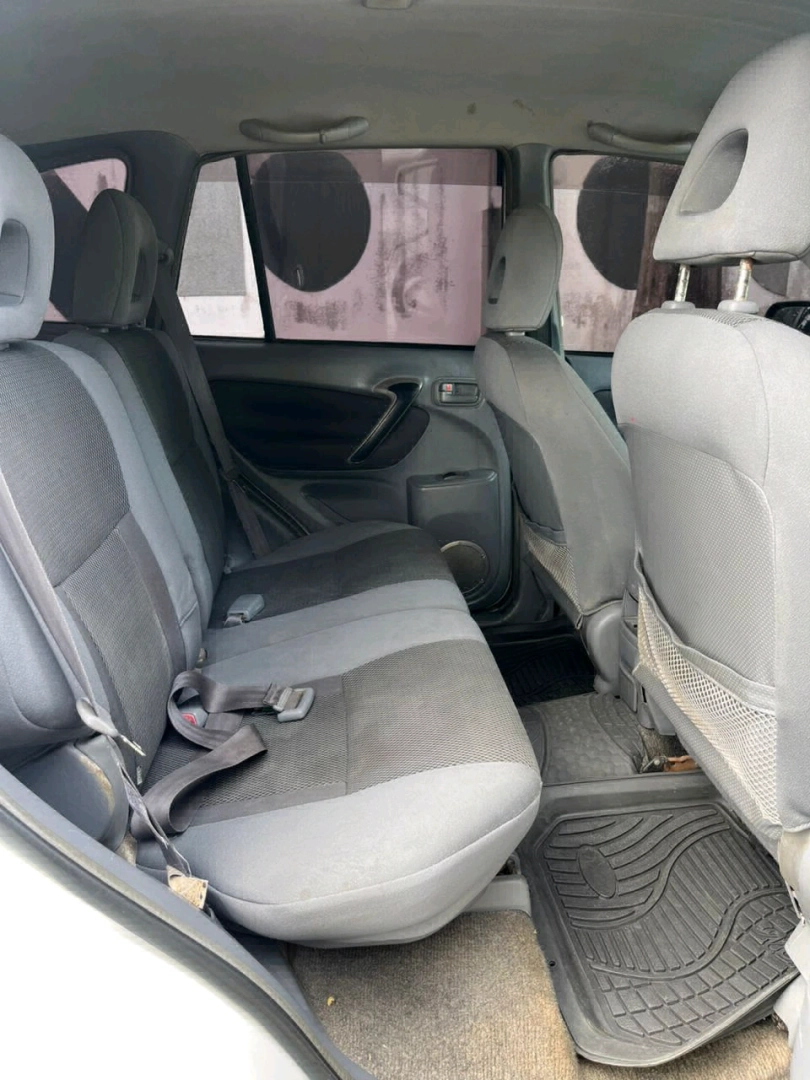 Toyota Rav4 White SUV thumbnail 7